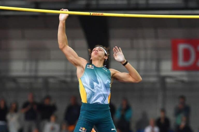 Armand Duplantis defies the wind to soar over six meters in Ostrava!