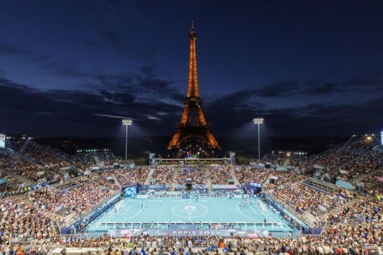 An exceptional moment at the Paralympic Games: A silent Ola in front of the Eiffel Tower moves the world