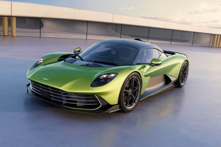 More powerful than an F1 car, Aston Martin unveils the first rear-engine supercar in its history: the Valhalla