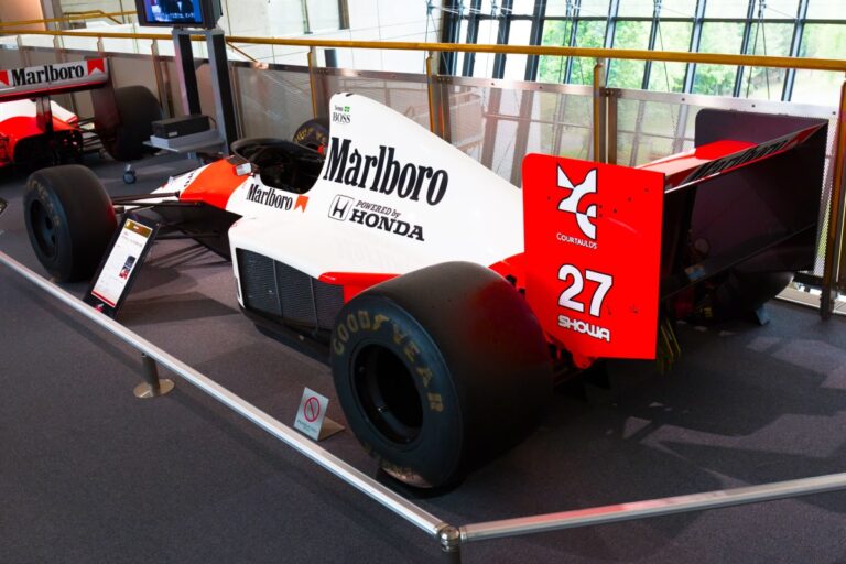 This “grandmother” at 34 years old hits the track for the second time this year, and it’s a double Formula 1 World Champion behind the wheel