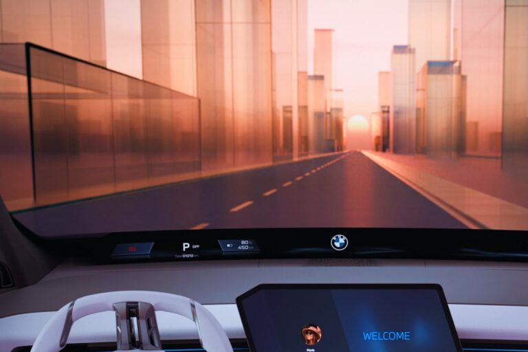 With a 4-foot screen behind the steering wheel, BMW completely reinvents dashboards to elevate the driving experience with Panoramic Vision
