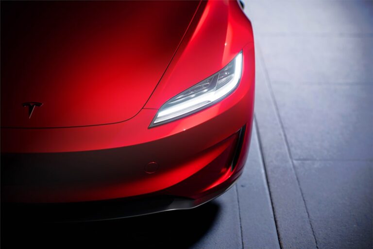 Tesla MUST react: the American brand must launch a “cheap” model to survive, and the solution should come sooner than expected