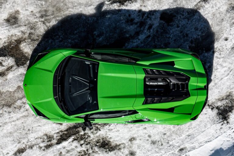 Who said that 1000 hp supercars weren’t made for the snowy roads? Certainly not the boldest of Italian manufacturers